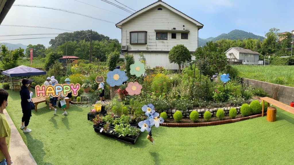 先日神内小学校の2年の生徒さんが授業の一環でいとう家に訪問してくれました久しく聞いていなかった子供たちの賑やかな声和んだし元気貰いました?いとう家やってて良かったありがとうまた　いとう家は8月16日から通常営業再開しますお子様はもちろんのこと日々頑張られているお母様の息抜きの場なるかと思います是非ご来店くださいませ♪