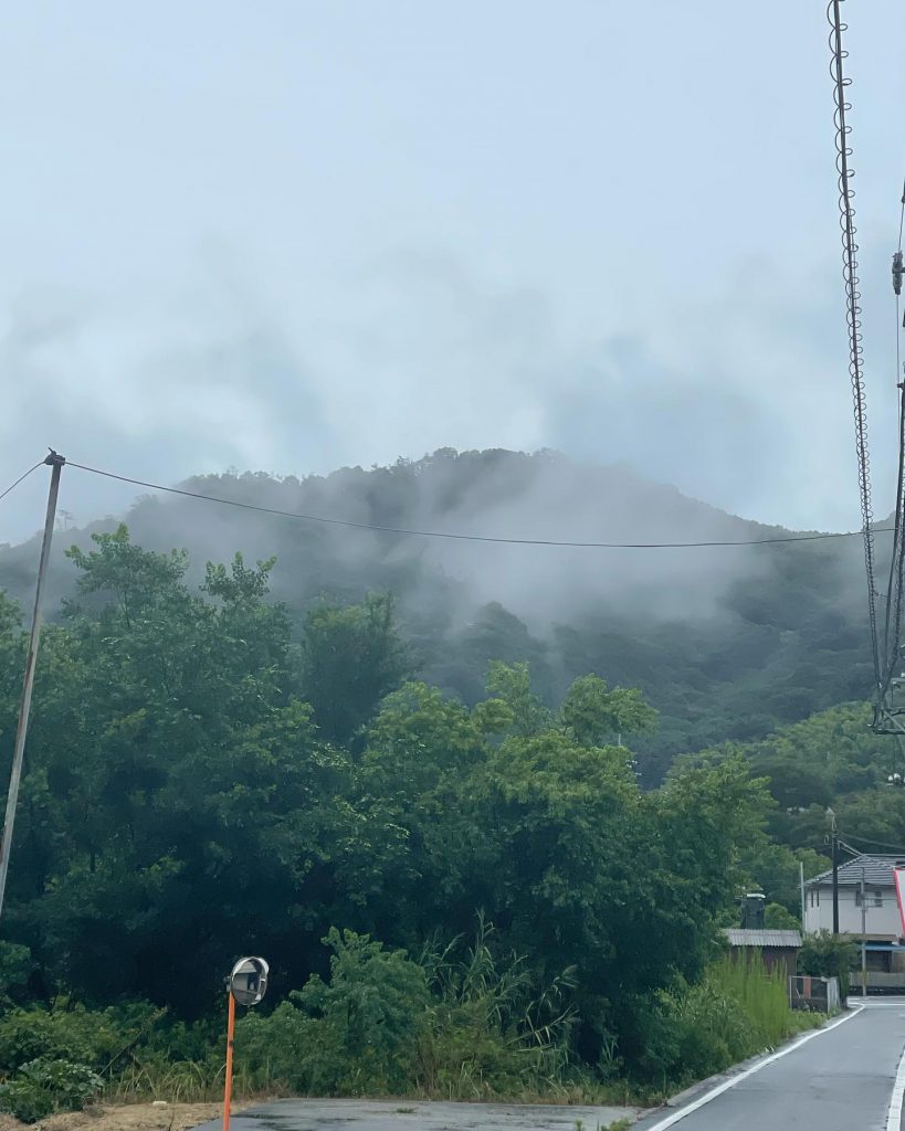 おはようございます今日第一病院近くの山が小規模ですが崩れていました近くを通る方気をつけてください⛰