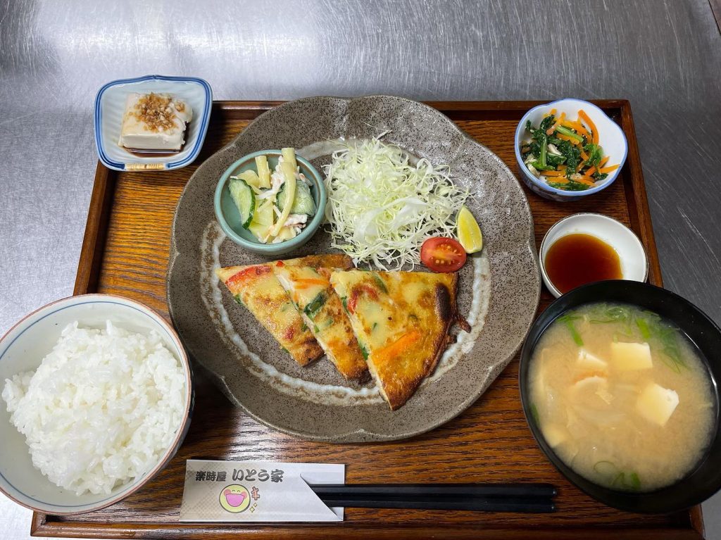 本日10月25日の定食出来ましたメインは色々?野菜の?チヂミです生地はほくほく野菜の歯ごたえも?バッチリ天気は雨ですがいとう家は今日も楽しくやってます