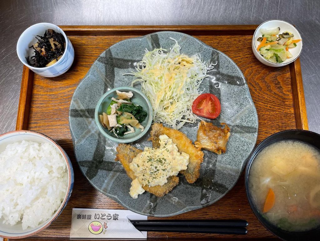 こんにちは本日11月１日の定食出来ました本日は遠く真備から来た可愛い陶器たちとともにお送りします