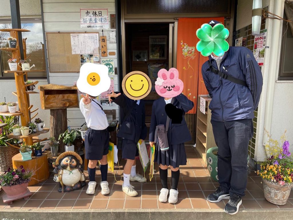 こんにちは本日笠岡市神島にある神内小学校の可愛い2年生が生活科神島の町のすてきを見つけようと題うって自分達の住む神島にある施設やお店そこで働いている人について知り神島の良さに触れたり自分との関わりに気づいたりすることで地域への愛着を深める活動に来てくれました?限りない可能性を秘めた金のたまご達?やりとりしていてこちらが勉強させてもらえた事多数でした?ありがとう引率の先生‍お疲れ様でした?今度は是非お客様としてご来店くださいお待ちしています