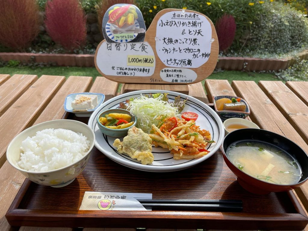 こんにちは本日11月14日の定食出来ましたピーナッツ豆腐の販売もしていますのでよろしくお願い致します??