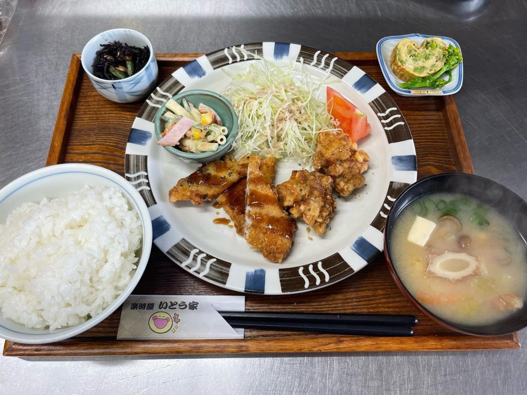 おはようございます本日久しぶりの定食写真投稿になります。