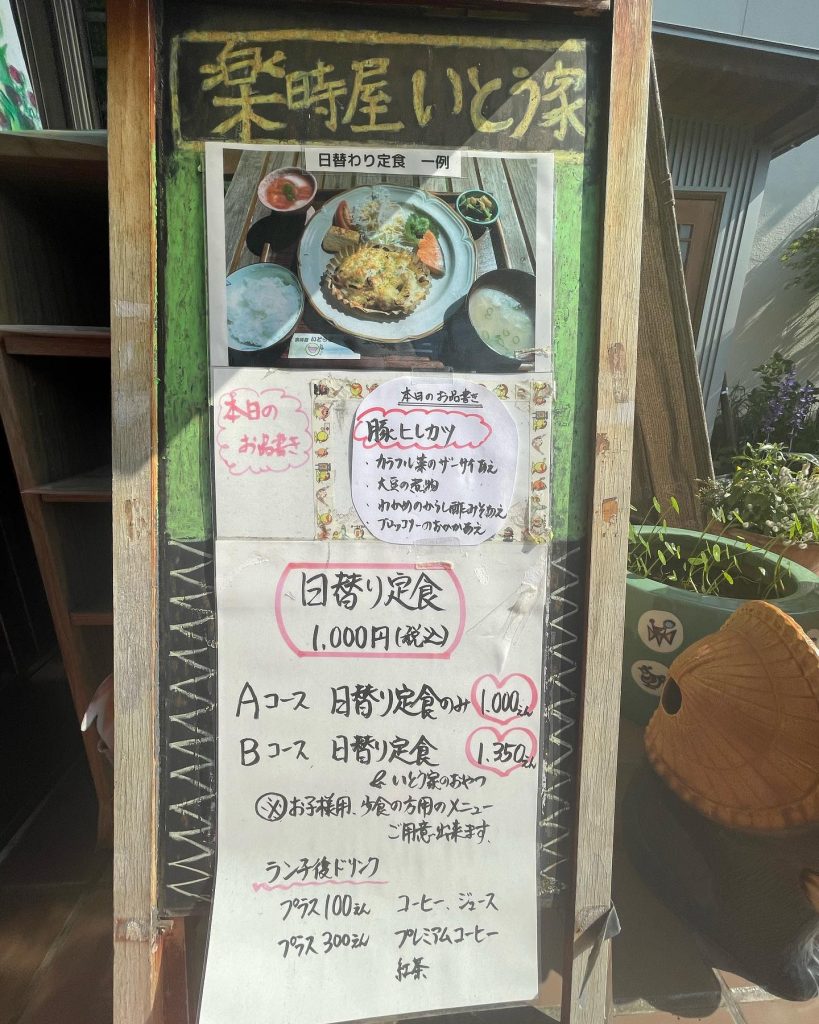 おはよう御座います♪本日5月17日のお品書きです日に日に花開く薔薇のアーチ香りも良い